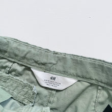 Load image into Gallery viewer, H&amp;M Shorts Green (4-5y)
