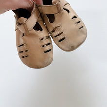 Load image into Gallery viewer, Bobux Soft Soles Tan Velcro Sandals (L/ EU20/ UK3.5/ US4.5)
