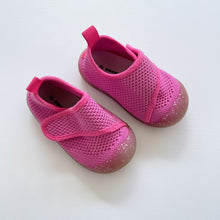 Load image into Gallery viewer, Duckies Velcro Pop Glitter Pink (6 /20+months)
