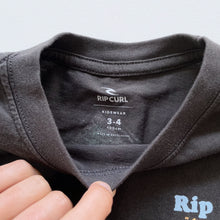 Load image into Gallery viewer, Rip Curl Tee Dark Grey (3-4y)
