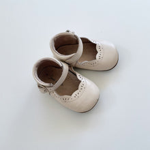 Load image into Gallery viewer, Indi &amp; Co Cream Leather Shoes (UK4)
