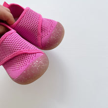 Load image into Gallery viewer, Duckies Velcro Pop Glitter Pink (6 /20+months)
