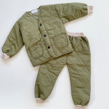 Load image into Gallery viewer, Wabi Sabi Saachi Suit Quilt Set Green (4y)
