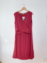 Load image into Gallery viewer, Envie de Fraise Breastfeeding/ Maternity Dress Berry NEW (M/L)
