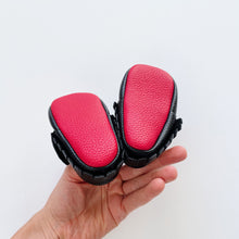 Load image into Gallery viewer, Faux Leather Moccasins Black (0-3m)

