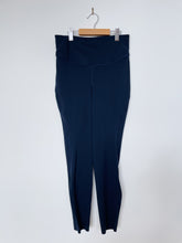 Load image into Gallery viewer, Lululemon High Rise Leggings Navy  (Lulu 6 = women S)
