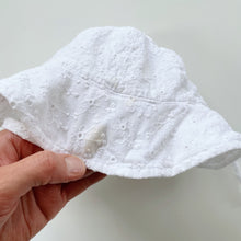 Load image into Gallery viewer, White Broderie Bucket Hat (0-6m)
