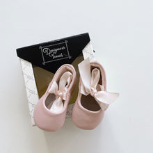 Load image into Gallery viewer, Designer's Touch Leather Sabrina Baby Shoes Pink (6weeks-3m)
