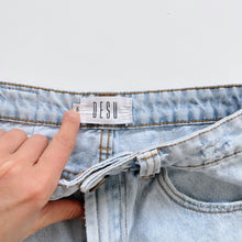 Load image into Gallery viewer, Desu Light Denim Raw Hem Shorts (14y/w6)
