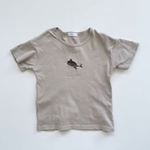 Load image into Gallery viewer, Jamie Kay Pima Cotton Hunter Tee Hazy Taupe Whale (5y)
