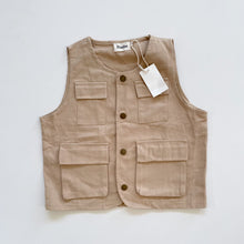 Load image into Gallery viewer, Ninthe Vest Sand NEW *small flaw (5y)
