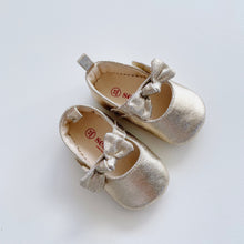 Load image into Gallery viewer, Seed Golden Shoes Bow (3-6m)
