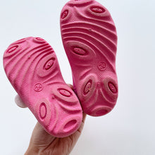 Load image into Gallery viewer, Ciao Beach Shoes Pink Hearts (EU24)
