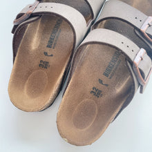 Load image into Gallery viewer, Birkenstocks Arizona Kids Mocca (EU32)

