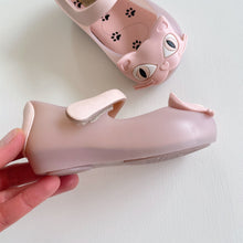 Load image into Gallery viewer, Mini Melissa Scented Cat Pink Sandals (EU21)
