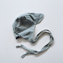 Load image into Gallery viewer, Wildling &amp; Co Linen Bonnet Blue/White (6-12m)
