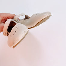 Load image into Gallery viewer, Karibou Leather Ballet Flats Cream (10)
