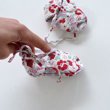 Load image into Gallery viewer, Country Road Floral Fabric Sandals (3-6m)

