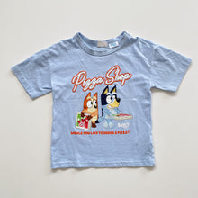 Load image into Gallery viewer, Cotton On x Bluey T-Shirt Blue Pizza Shop (2y)
