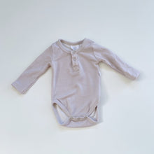 Load image into Gallery viewer, Burrow &amp; Be Merino/Bamboo Bodysuit Grey (0-3m)
