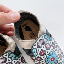 Load image into Gallery viewer, Bobux Soft Soles Blue/White/Red Pattern (L/ EU20/ UK3.5/ US4.5)
