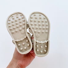 Load image into Gallery viewer, Classical Child Jelly Sandals Linen (EU24)
