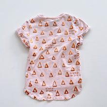 Load image into Gallery viewer, Minti Tee Pink/Gold Triangles (2y)
