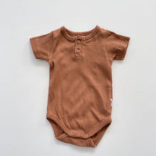 Load image into Gallery viewer, Jamie Kay Organic S/S Bodysuit Brown (3-6m)
