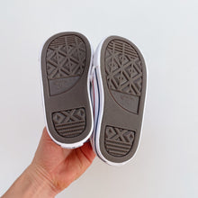 Load image into Gallery viewer, Converse White Shoes (US7/UK7/EU23/14cm)
