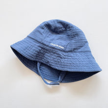 Load image into Gallery viewer, Country Road Muslin Hat Blue (1y)
