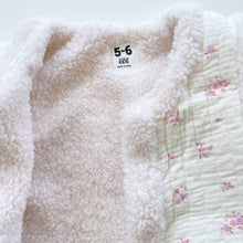 Load image into Gallery viewer, Cotton On Muslin/Teddy Vest Purple Floral (5-6y)
