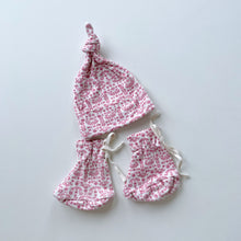Load image into Gallery viewer, Nature Baby Organic Hat + Booties Pink Floral (3-6m)
