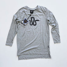 Load image into Gallery viewer, Band of Boys L/S Organic Tee Grey Marle Snake Long Line NEW (7y)
