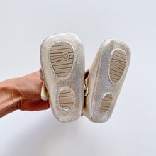 Load image into Gallery viewer, Seed Golden Shoes Bow (3-6m)
