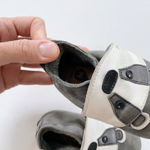Load image into Gallery viewer, Bobux Soft Soles Grey Raccoon (M/ EU19/ UK3/ US4)
