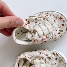 Load image into Gallery viewer, Indi &amp; Co Baby Shoes Floral (UK4)
