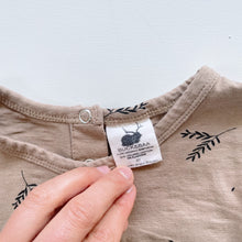 Load image into Gallery viewer, Buck &amp; Baa Organic Tee Tan/ Leaves (4y)
