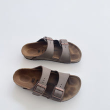 Load image into Gallery viewer, Birkenstocks Arizona Kids Mocca (EU32)
