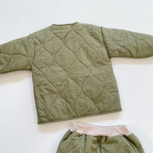 Load image into Gallery viewer, Wabi Sabi Saachi Suit Quilt Set Green (4y)
