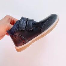 Load image into Gallery viewer, Clarks Marshall E - Navy Leather Shoes Velcro NWOT (UK5.5/EU 22/ 12.5 cm)
