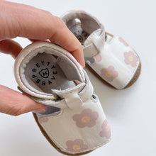 Load image into Gallery viewer, Pretty Brave Leather Sandals Floral (M / 6-12m))
