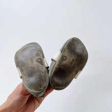 Load image into Gallery viewer, Bobux Soft Soles Grey Raccoon (M/ EU19/ UK3/ US4)
