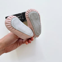 Load image into Gallery viewer, Designer's Touch Leather Sabrina Baby Shoes Pink (6weeks-3m)
