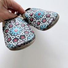 Load image into Gallery viewer, Bobux Soft Soles Blue/White/Red Pattern (L/ EU20/ UK3.5/ US4.5)
