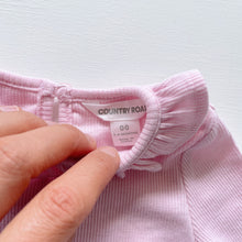 Load image into Gallery viewer, Country Road Ribbed L/S Top Pink / Ruffles (3-6m)
