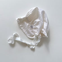 Load image into Gallery viewer, Dimples 100% SILK Bonnet Ivory (3-6m)
