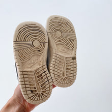 Load image into Gallery viewer, Nike Sneakers White/ Grey  (EU23.5, UK6.5, US7C)
