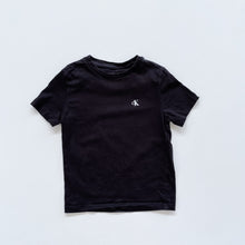 Load image into Gallery viewer, Calvin Klein Black Tee (6y)
