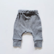 Load image into Gallery viewer, Quincy Mae Organic Drawstring Pants Grey (newborn)

