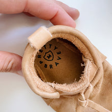 Load image into Gallery viewer, Pretty Brave Tan Leather Shoes (Medium/6-12m)
